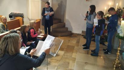 Bild: mez
Monika Stahl gestaltete mit Gerlinde Haberkorn (vorne links) an der Gitarre zusammen mit Maria Bock eine gelungene Kindermaiandacht in der Herz-Jesu-Pfarrkirche.