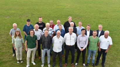 Bild: hcz
Franz Bäumler (vorne, Fünfter von rechts) bleibt 1. Vorsitzender des FC Weiden- Ost. Links und rechts neben ihm: Marco Meier und Werner Anzenberger, die 2. und 3. Vorsitzenden.