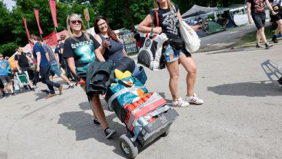 Bild: Löb Daniel/dpa
Angie (l-r), Coco und Tanja kommen mit Bier auf dem Camping-Gelände zum Open-Air-Festival "Rock im Park" an.