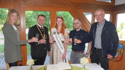 Bild: fz
Mit eigenem Holunderlikör stoßen Vater Josef Bernhard, Partner Johann Hirtreiter (von rechts), Mutter Maria und Bürgermeister Anton Kappl mit Holunderkönigin Monika I. (von links) beim Empfang der Marktgemeinde an.