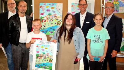 Bild: R. Kreuzer
Maxim Maul und Lena Wirz (vorne, von links) belegen den 1. Platz, Emilija Pezer den 2. Platz. Mit ihnen freuen sich (von links) Ewald Zenger, Florian Vogel vom Stadtjugendring, Robert Stahl (Sparkasse Nordoberpfalz) und Bürgermeister Reinhold Wildenauer.