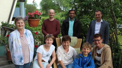 Bild: soj
Zu ihrem Geburtstag gratulierten Waltraud Nickl (sitzend) Enkelin Anika (vorne, von links), Enkel Simon und Tochter Tonia Nickl sowie (hinten, von links) Christa Schiener, Sohn Michael Nickl, Pfarrer Anish George und Bürgermeister Wolfgang Söllner.