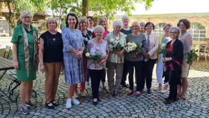 Bild: Sabine Schiml/exb
Das Vorstandsteam des Frauenbunds Waldsassen und der Vitagruppe würdigte bei einer Muttertagsfeier in Kondrau eine Reihe langjähriger und verdienter 
Mitglieder.
