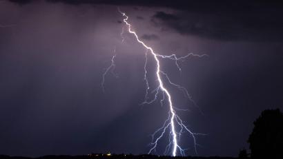 Symbolbild: Robert Michael/dpa
Am Freitagabend kann es in der Oberpfalz zu Unwettern kommen.