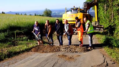 Bild: bkr
Spatenstich für eines der größten Projekte der Gemeinde in den vergangenen Jahren: (von links) Marco Lehl, Michael Wagner, Thomas Kaufmann, Wolfgang Kilgert, Matthias Neumann und Stefan König.
