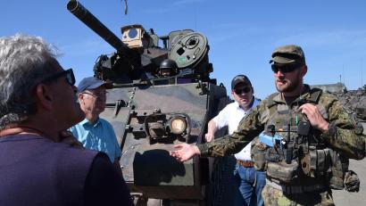 Bild: bö
Die wendigen Schützenpanzer des 1. Bataillons des 4. Infanterieregiments hatten es den Bürgermeistern angetan. Sie nutzten die Möglichkeit zu einem Laser-simulierten Schuss und durften ins Gelände mitfahren.
