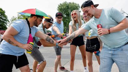 Bild: Löb Daniel/dpa
Silas (l-r), Philipp, Raphael, Franzi, Cynthia und Max feiern bei ihrer Anreise zum "Rock im Park".