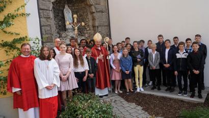 Bild: soj
Nach dem Gottesdienst trafen sich die Firmlinge auf dem Kirchplatz zu einem Foto und zu Gesprächen mit Bischof Rudolf Voderholzer (Mitte).