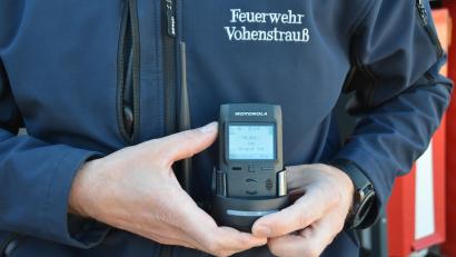 Bild: dob
In diesen kleinen Pagern steckt ganz viel neue Technik. Die Vohenstraußer Feuerwehrleute sind die ersten im Landkreis Neustadt/WN und die zweiten im Integrierten Leitstellenbereich, die mit diesen Funkempfängern von Motorola ausgestattet wurden.