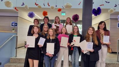 Bild: Irene Sebald/Lobkowitz-Realschule Neustadt
Diese acht Schülerinnen der Neustädter Lobkowitz-Realschule sind wegen ihrer besonderen Leistungen mit einem Preis ausgezeichnet worden.