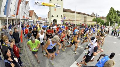 Archivbild: Hubert Ziegler
Mit dem Altstadtfest meldet sich auch der Stadtlauf zurück. Gegenüber der letzten Austragung im Jahr 2018 (im Bild der Start) gibt es einige Neuerungen.