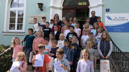 Bild: Kathrin Meißner/exb
Die fleißigsten Leser in den Grundschulen erhielten kleine Geschenktüten. Diese überreichten (hinten, von links) Margot Konz, Leiterin der St.-Peter-Buchhandlung, Buchhändlerin Kathrin Meißner und Lebenshilfe-Geschäftsführer Berthold Kellner.