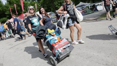 Bild: Löb Daniel/dpa
Angie (l-r), Coco und Tanja kommen mit Bier auf dem Camping-Gelände an.