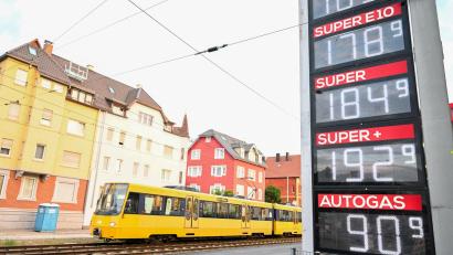 Archivbild: Bernd Weißbrod/dpa
Preise für Kraftstoff werden an einer Anzeigentafel einer Tankstelle angezeigt.