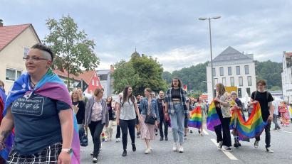 Bild: jus
150 Menschen beteiligten sich am Demonstrationszug beim ersten CSD Nordoberpfalz in Neustadt/WN.