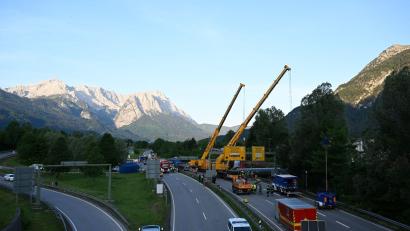 Bild: Angelika Warmuth/dpa
Einsatz- und Rettungskräfte sind zu Tagesbeginn an der Unfallstelle im Einsatz.
