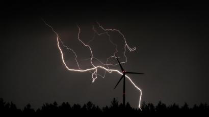 Symbolbild: Karl-Josef Hildenbrand/dpa
Gewitter, Platzregen, Verkehrsbehinderungen: Für vier Oberpfälzer Landkreise hat der Deutsche Wetterdienst eine Gewitterwarnung ausgesprochen.