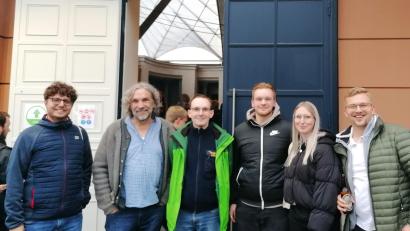 Bild: ads
Treffen der Vertreter der Amberger Pfarreien mit Spielleiter Christian Stückl (Zweiter von links). Auf dem Bild von links: Timo Doleschal, Reiseleiter Michael Koller junior, Martin Koller, Pia Bogner und Nico Harrer.