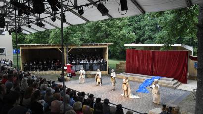 Bild: Petra Hartl
Das Festspiel "900 samma", das derzeit auf dem Frohnberg in Hahnbach aufgeführt wird, kommt beim Publikum hervorragend an.