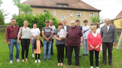 Bild: jzk
Bürgermeister Roman Schäffler (rechts) und Familienangehörige gratulierten Dieter Weber (vorne, Dritter von rechts) zu seinem 80. Geburtstag.