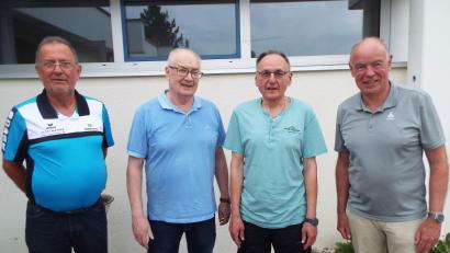 Bild: e
Die Eisstockschützen Kümmersbruck wählen einen neuen Vorstand (von links): Vorsitzender Kurt Rose, Heinz Zipplies, Peter Göppl und Bürgermeister Roland Strehl.
