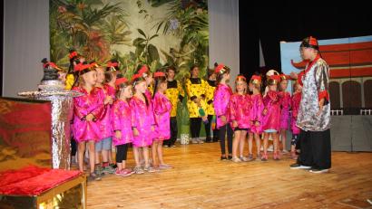 Archivbild: wro
Mit viel Geschick und Erfahrung hält Christa Holm die Fäden in der Hand, wenn die Mädchen und Buben des Chors auf der Bühne agieren.