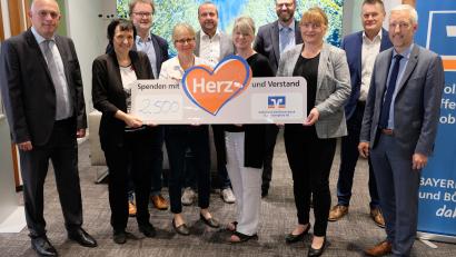 Bild: do
Gute Nachricht für neun Bildungseinrichtungen. Regionalmarktleiter Stefan Schedl (rechts) und Geschäftsstellenleiter Richard Götz (links) überreichten an die Schulen insgesamt 2.500 Euro.