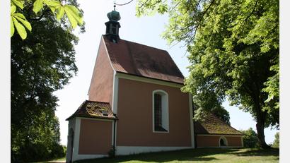 Bild: bjo
Inmitten einer stillen Landschaft auf dem Gebiet des heutigen Truppenübungsplatzes Hohenfels steht auf dem Kreuzberg die Dreifaltigkeitskirche.
