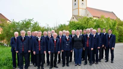 Bild: fdl
Der Männerchor Ehenfeld freut sich auf das 70. Gründungsfest am 12. Juni. Vorne, Dritte5r von rechts, Chorleiterin Saskia Krügelstein, rechts neben ihr der Vereinsvorsitzende Wolfgang Falk.