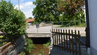Bild: bej
Die Pointbachbrücke in Muschenried wird erneuert. Das relativ kleine Bauwerk kostet den Landkreis rund 600 000 Euro.