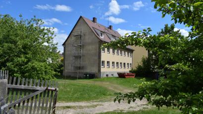 Bild: szl
Das bestehende Gebäude in der Tuchmacherstraße 16 soll saniert werden. Auf dem weiteren Gelände im Garten ist ein Neubau eines Wohnhauses geplant sowie drei Garagenreihen. Um das Vorhaben zu verwirklichen, musste die Stadt den Bebauungsplan ändern.