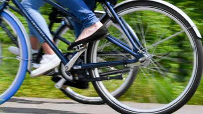 Symbolbild: Hendrik Schmidt/dpa
Radfahrerinnen sind auf einem Radweg unterwegs.