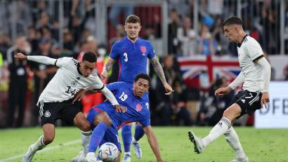 Bild: Christian Charisius/dpa
Jamal Musiala (links), bester Kicker der DFB-Elf, und Kai Havertz kämpfen mit Englands Jude Bellingham (vorne) um den Ball.