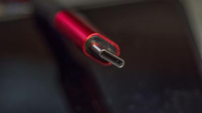 Bild: Georg Hilgemann/dpa-Zentralbild/dpa
Ein Kabel mit USB-C-Anschluss. Handys und zahlreiche andere Elektrogeräte müssen in der EU ab Mitte 2024 eine einheitliche Ladebuchse nach dem USB-C-Standard haben.