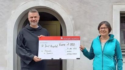 Bild: Martina Heberl, Weltladen Auerbach/exb
Bruder Samuel von den Missionsbenediktinern aus Münsterschwarzach und Christine Nickl-Dötsch mit dem symbolischen Scheck.