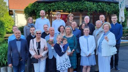 Bild: jzk
Bei guter Gesundheit konnte Heinrich Sonnek (vorne, Dritter von links) seinen 90. Geburtstag feiern.