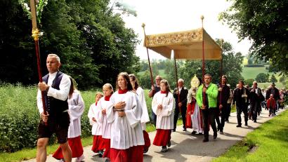 Bild: zer
In einer Flurprozession zogen die Gläubigen hoch zur Kirche St. Quirin in Ilsenbach.