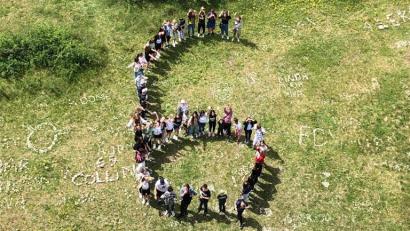 Bild: Mittelschule Waldsassen/exb
Das Foto zeigt die deutsch-tschechische Schülergruppe der Jahrgangstufe 6 auf der Freifläche des Schullandheims Pottenstein.