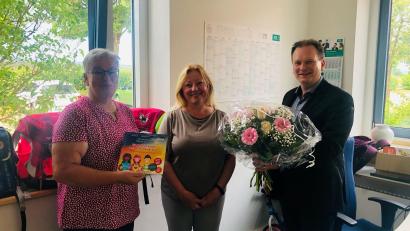 Bild: ak
Heidi Lauterbach (links) und Bürgermeister Christian Porsch hießen Milana Lisnychenko willkommen.