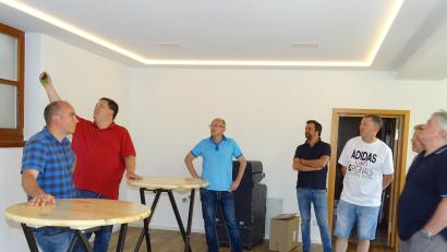 Bild: Houschka
Im Tiefgeschoss des Fensterbacher Rathauses ist mit einem Kostenaufwand von rund 35 000 Euro ein neuer Bereich für standesamtliche Trauungen entstanden. Die Bauarbeiten sind unterdessen abgeschlossen, nur die Möbel fehlen noch. Bei ihrem Besuch wurde den Gemeinderäten die Maßnahme durch Bürgermeister Christian Ziegler (Zweiter von links) vorgestellt.