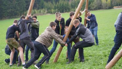 Bild: fvo
Maibaumaufstellen in Oberbernrieth - die starken Männer der Feuerwehr legen sich mächtig ins Zeug