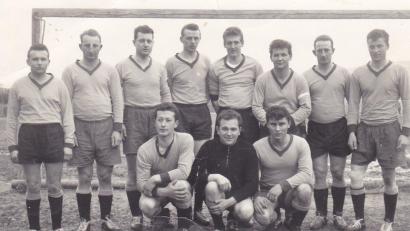 Bild: gz (Archiv)
In der Mannschaft um 1960 spielten (stehend, von links) Josef Fürtsch, Erhard Salomon, Franz Dimper, Albert Schmucker, Johann Lindner, Ernst Karl, Hans Salomon, Josef Werner und (kniend, von links) Pius Hölzl, Johann Hanauer und Josef Karl.