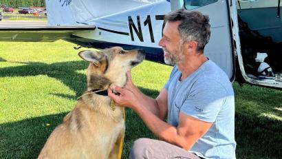 Bild: -/Regal Air/dpa
Sebastien Dos Santos Borges streichelt seinen Schlittenhund „Leon“, den er nach drei Monaten zurück bekommen hat.