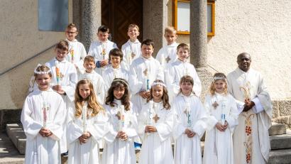 Bild: Stefan Köstler/exb
Neun Kinder aus der Pfarrei Griesbach und sechs Kinder aus der Pfarrei Großkonreuth feierten in der Pfarrkirche Großkonreuth gemeinsam Erstkommunion.