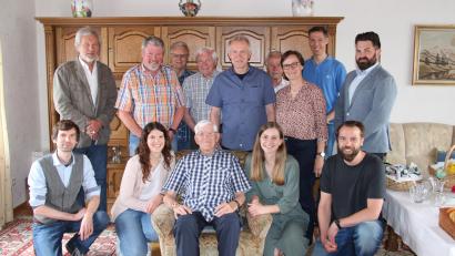 Bild: prh
Im Kreise seiner Familie mit den beiden Söhnen Heinz (stehend, Zweiter von links) und Reinhard (stehend, Fünfter von rechts) sowie den Enkeln Max, Veronika, Lena und Alexander (kniend, von links) feiert Heinrich Bierl 100. Geburtstag. Neben Bürgermeister Sebastian Dippold (stehend, rechts) gratulieren Abordnungen der Siedlergemeinschaft und der Kolpingsfamilie.