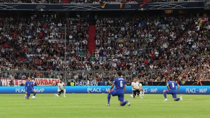 Bild: Christian Charisius
Die deutschen Fußball-Nationalspieler haben gemeinsam mit den Engländern vor dem Anpfiff des Nations-League-Spiels in München ein Zeichen gegen Rassismus gesetzt