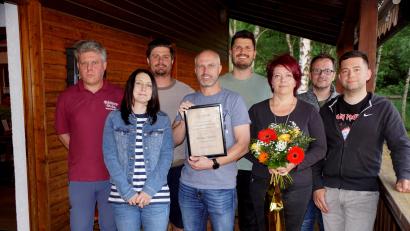 Bild: bkr
Die neu gewählten Vorstandsmitglieder verabschiedeten Regina Felix und ehrten Michael Krauß. Im Bild (von links): Wolfgang Nickl, Michaela Bayer, Christian Lautner, Michael Krauß, Reinhard Lautner, Regina Felix, Thomas Seidl und Andreas Bauer.