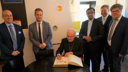 Bild: soj
Kirchenpfleger Stefan Kausler (stehend, von links), Bürgermeister Wolfgang Söllner, Pfarrer Pater Anish George, Diakon Rudolf Hoffmann und Pfarrgemeinderatssprecher Sebastian Wolf freuten sich über den Eintrag von Bischof Rudolf Voderholzer ins Goldene Buch.