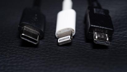 Symbolbild: Mohssen Assanimoghaddam/dpa
Ladekabel verschiedener Handys.