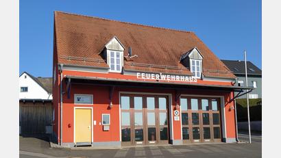 Bild: hme
Das Pirker Feuerwehrhaus ist zu klein geworden. CSU und SPD fordern in einem gemeinsamen Antrag schnellstmöglich eine Entscheidung über einen Neubau.